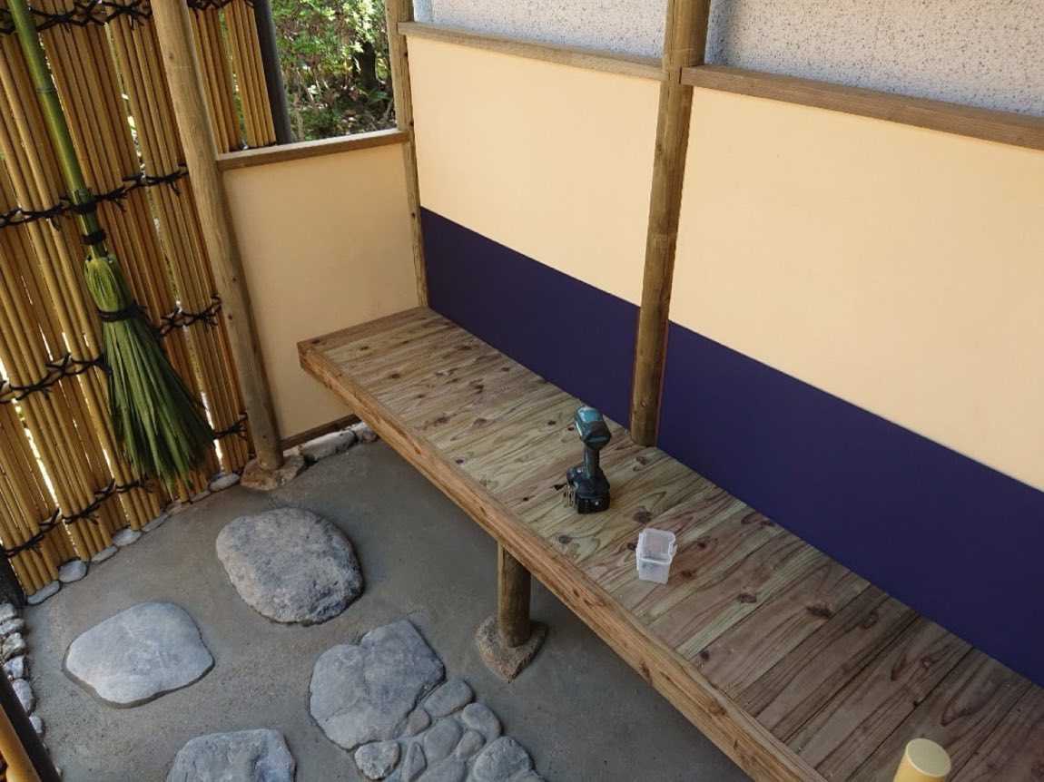 版築土塀を型枠で築いているところ