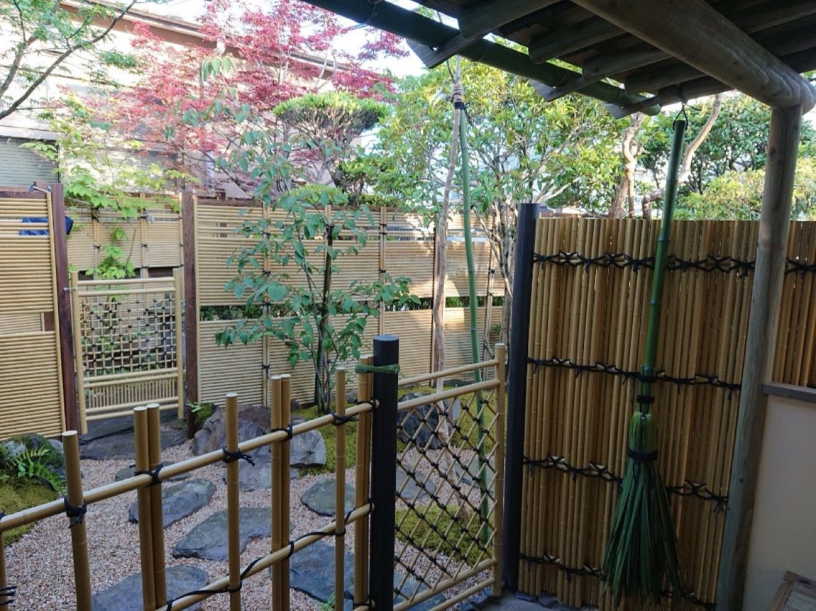 竹垣とモミジのある庭